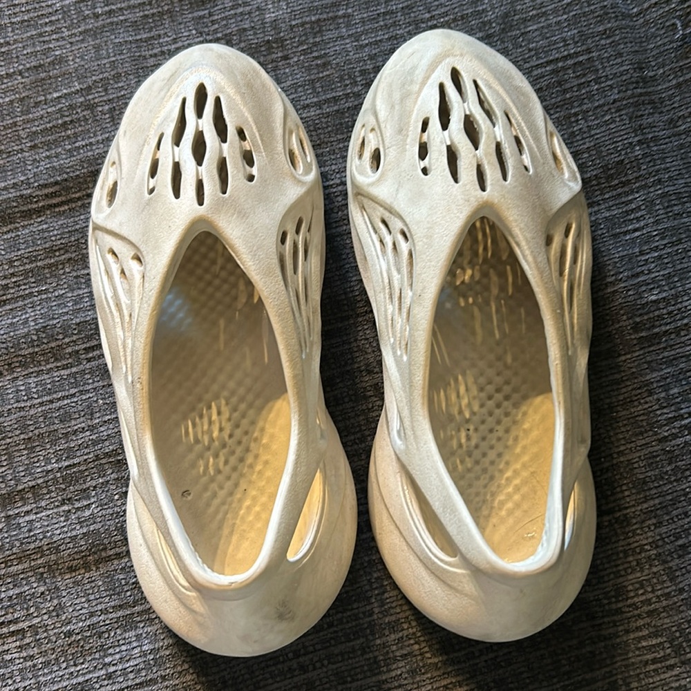Yeezy Foam runners color sand